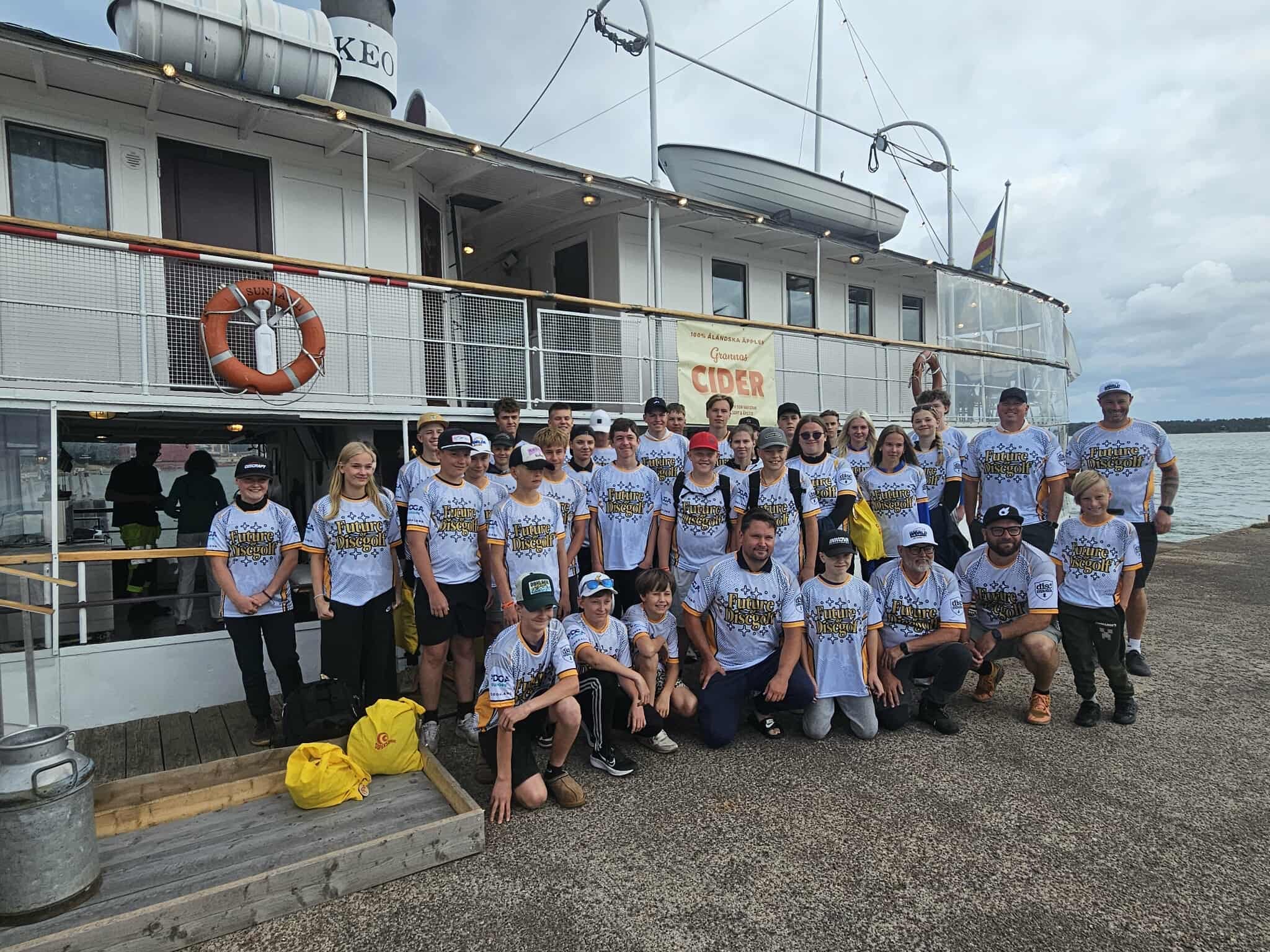 Eesti 14-liikmeline noortekoondis osaleb 6.–10. augustil Ahvenamaal rahvusvahelises noortelaagris ja Åland Open discgolfivõistlusel.